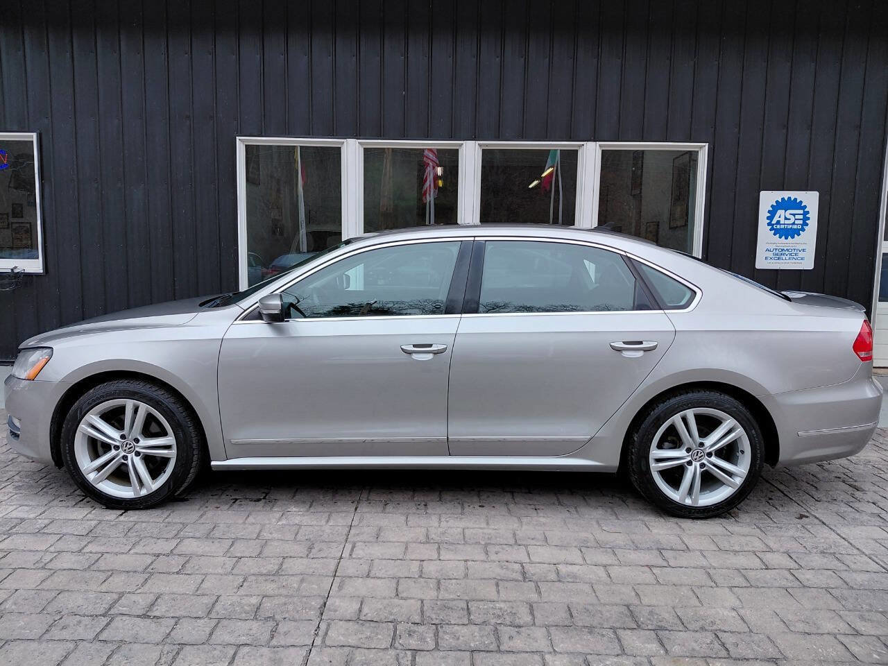 Used 2014 Volkswagen Passat TDI SEL Premium image 2