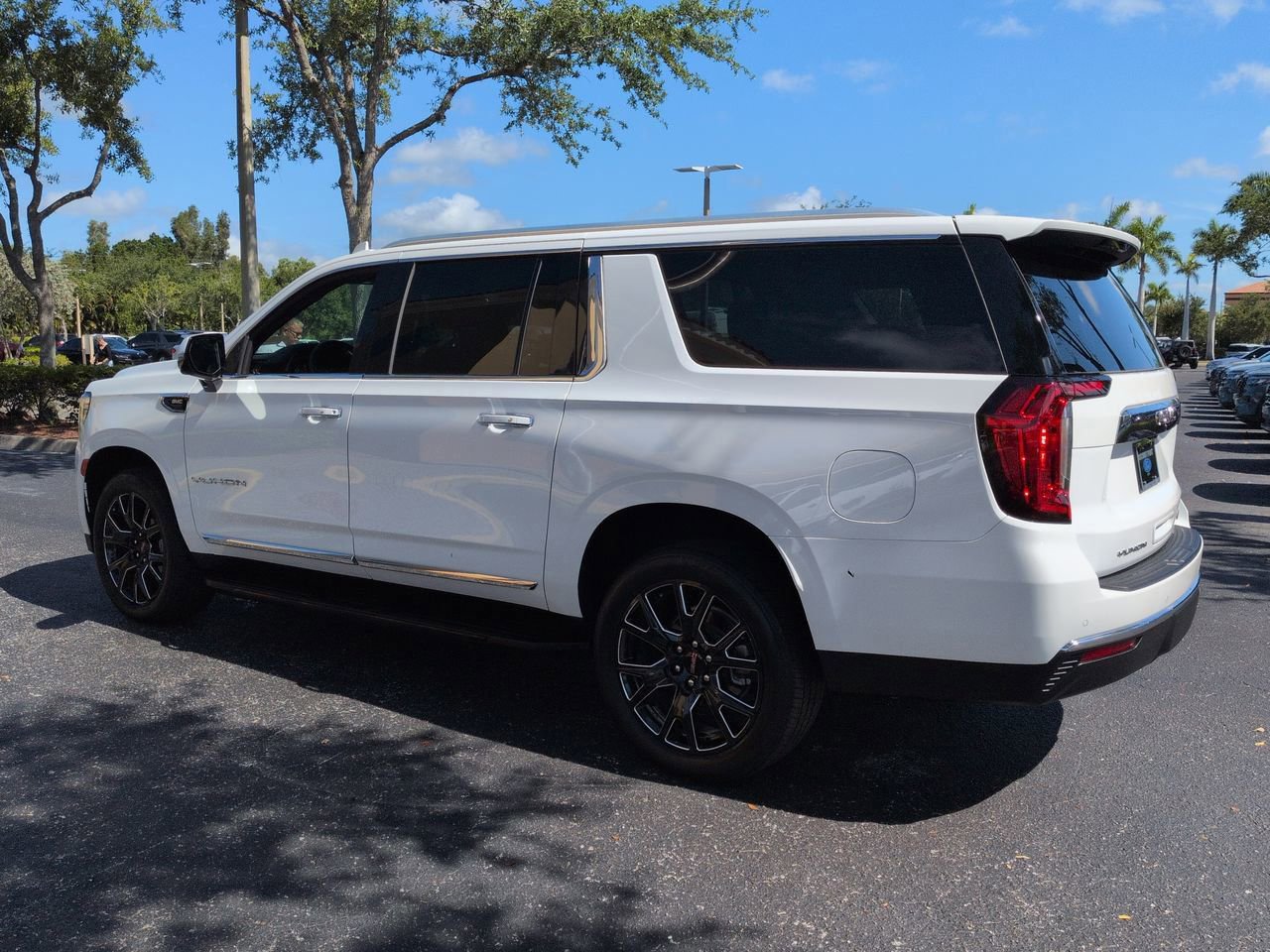 Used 2023 GMC Yukon XL SLT w/ SLT Luxury Package AWD/4WD image 5