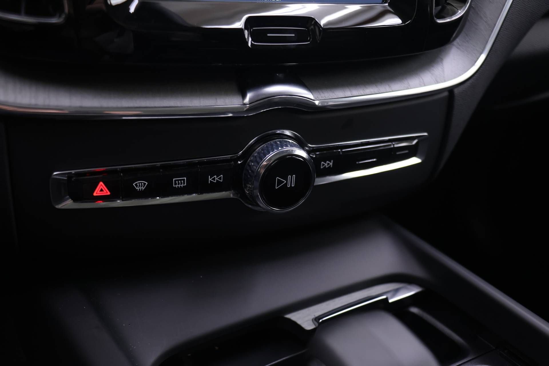 Certified 2025 Volvo XC60 T8 Plus image 8