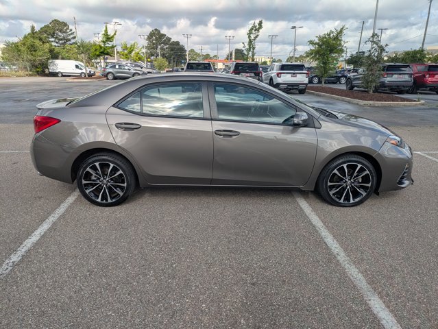 Used 2017 Toyota Corolla SE w/ SE Premium Package FWD image 4