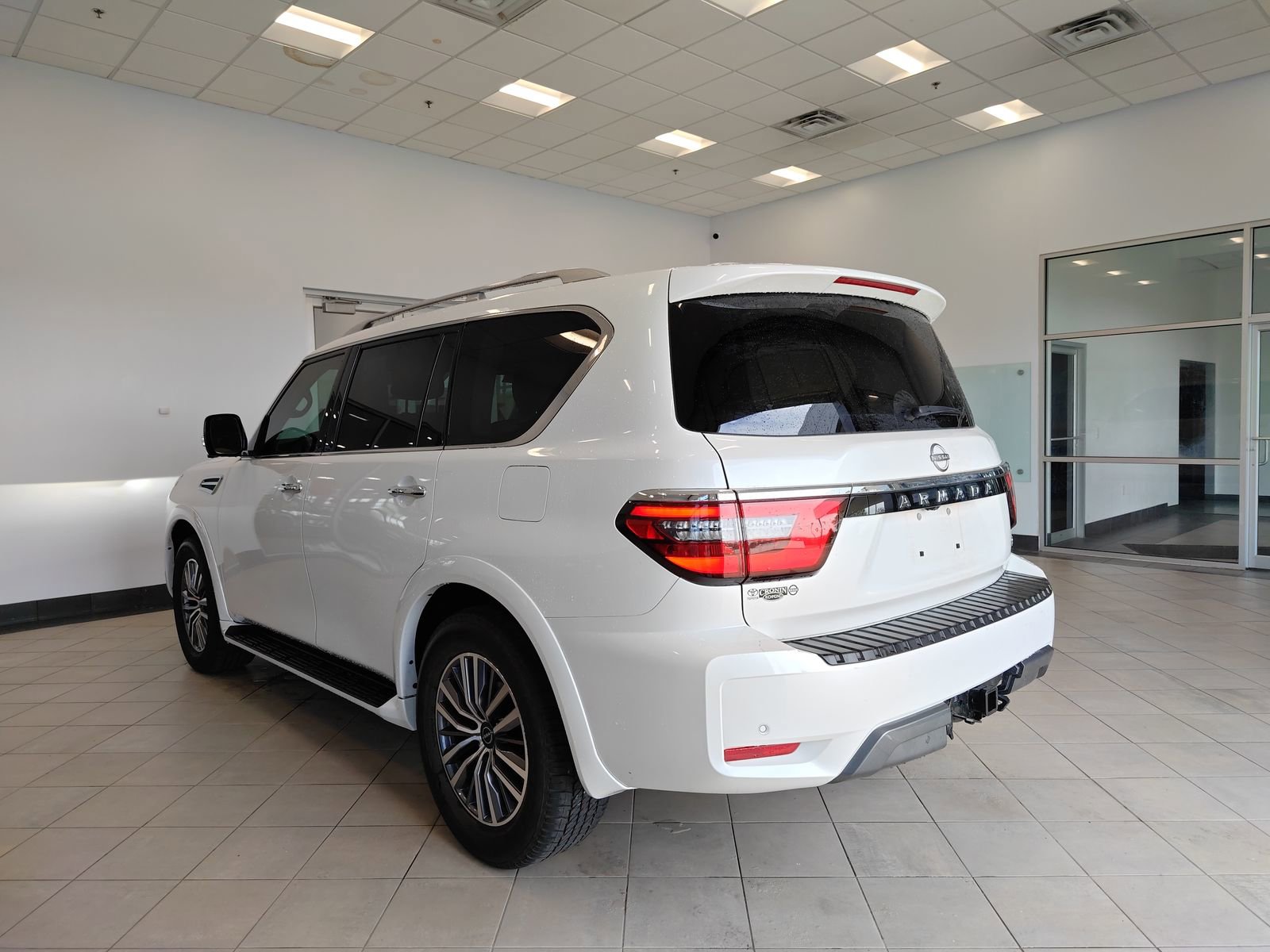 Used 2024 Nissan Armada SL w/ Captain's Chairs Package image 5