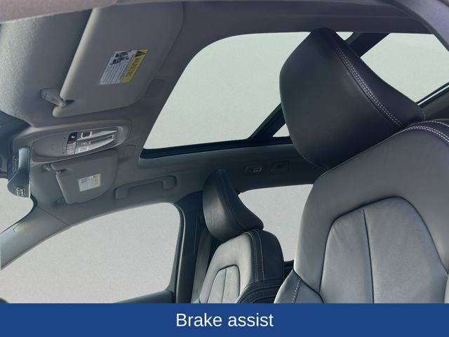 Used 2023 Volvo XC40 B5 Plus image 12