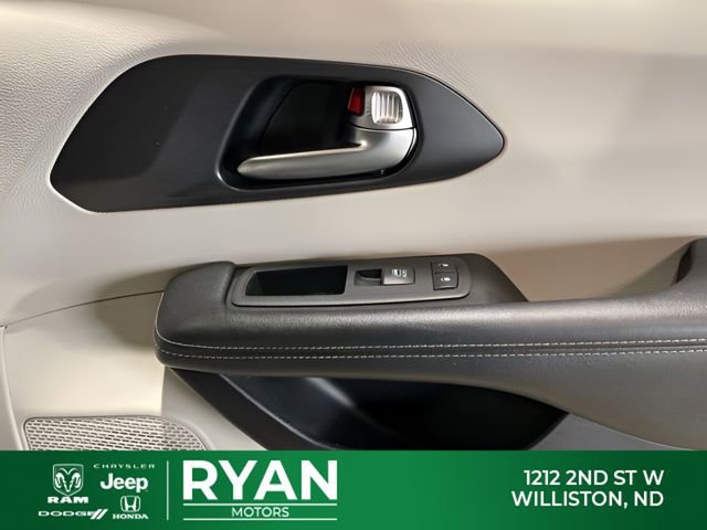 Used 2020 Chrysler Pacifica Limited image 37