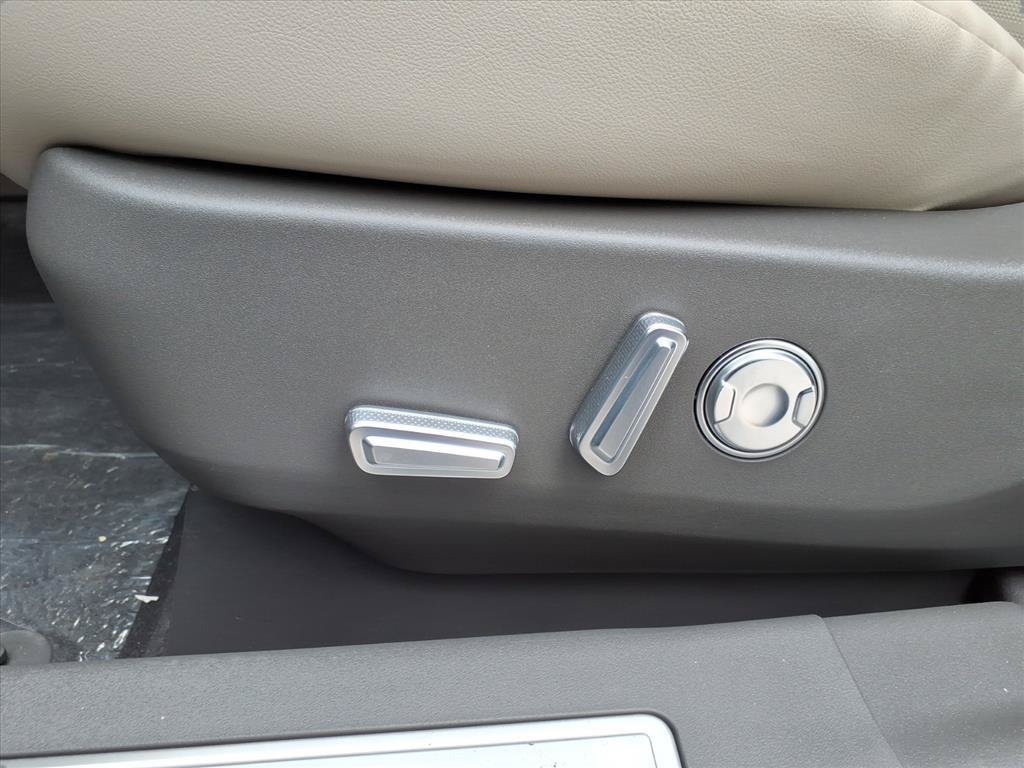 New 2025 Lincoln Nautilus Reserve w/ Jet Appearance Package AWD/4WD image 17