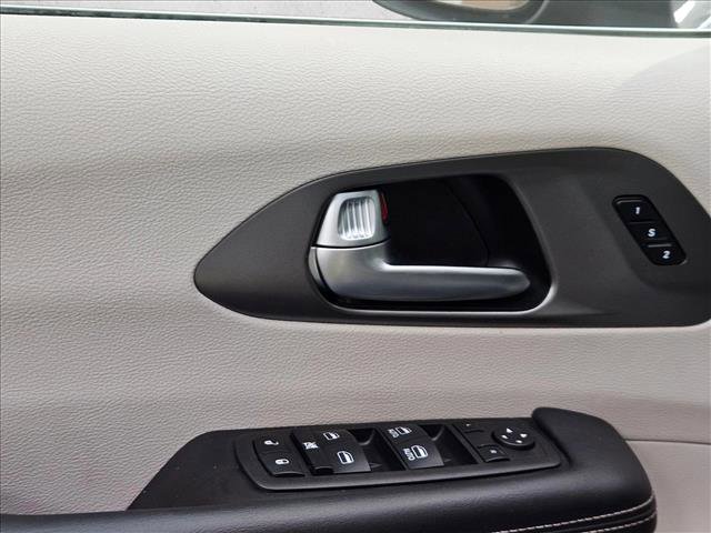 Used 2023 Chrysler Pacifica Touring-L FWD image 22