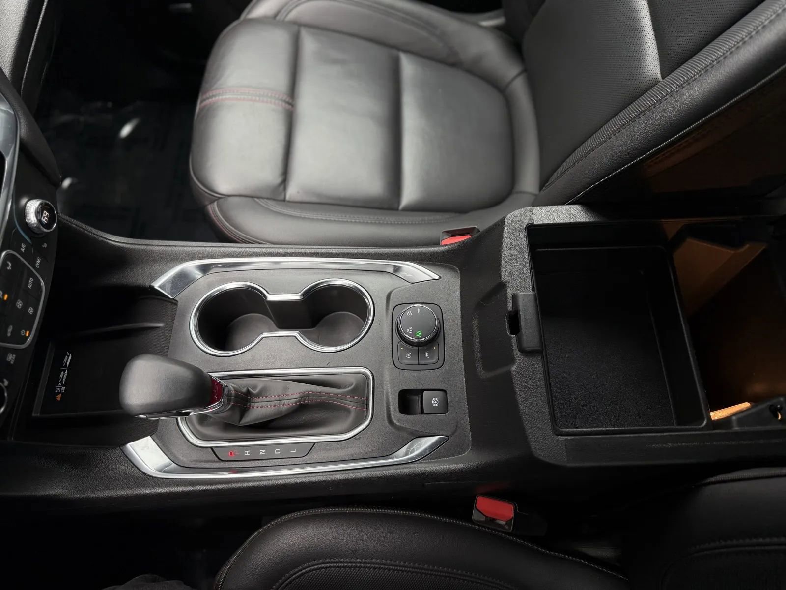 Used 2024 Chevrolet Traverse RS image 44