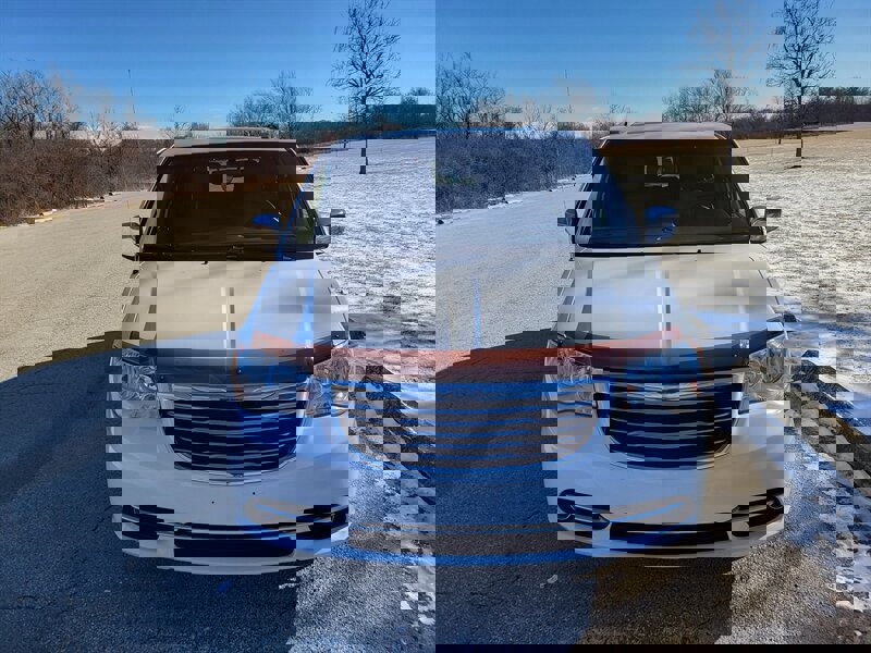 Used 2016 Chrysler Town & Country Touring-L image 4