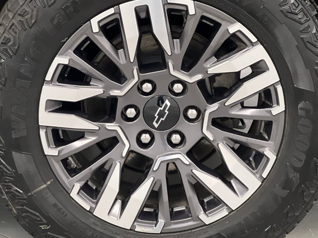 Used 2025 Chevrolet Suburban Z71 image 70