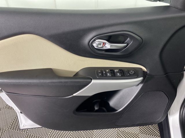 Used 2017 Jeep Cherokee Sport AWD/4WD image 11