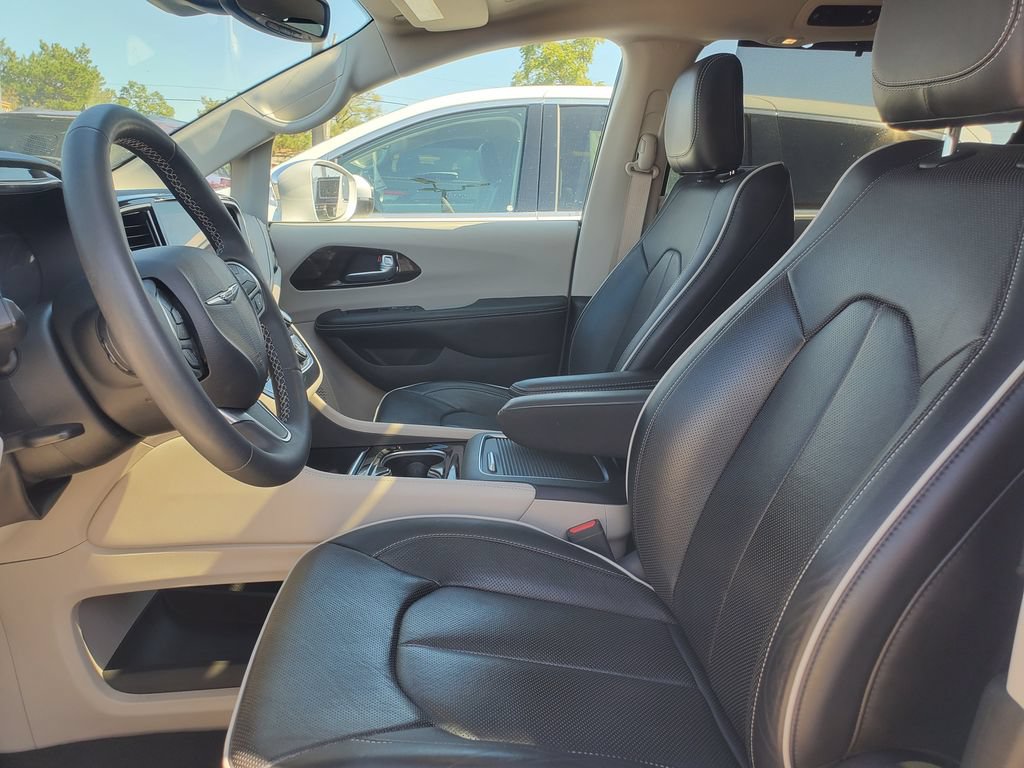 Used 2022 Chrysler Pacifica Limited AWD/4WD image 5