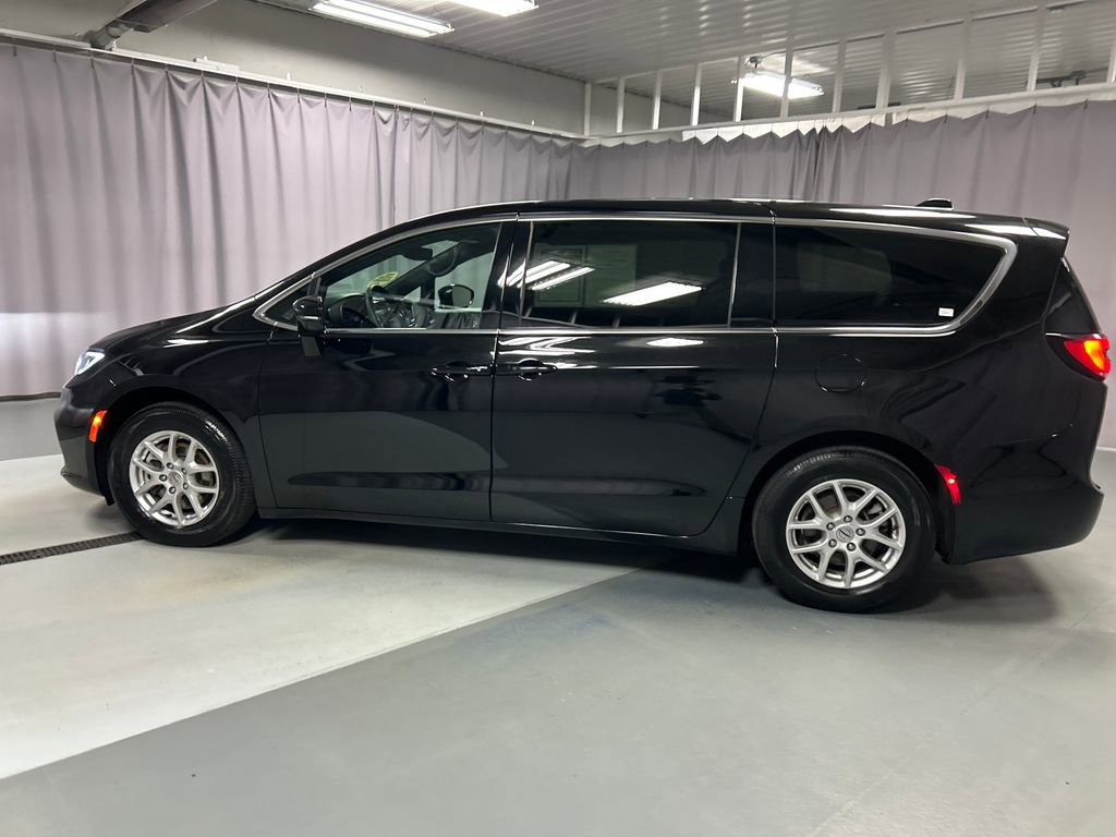 Used 2025 Chrysler Pacifica Select FWD video 4