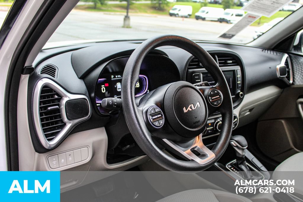 Used 2025 Kia Soul LX w/ LX Technology Package FWD image 22