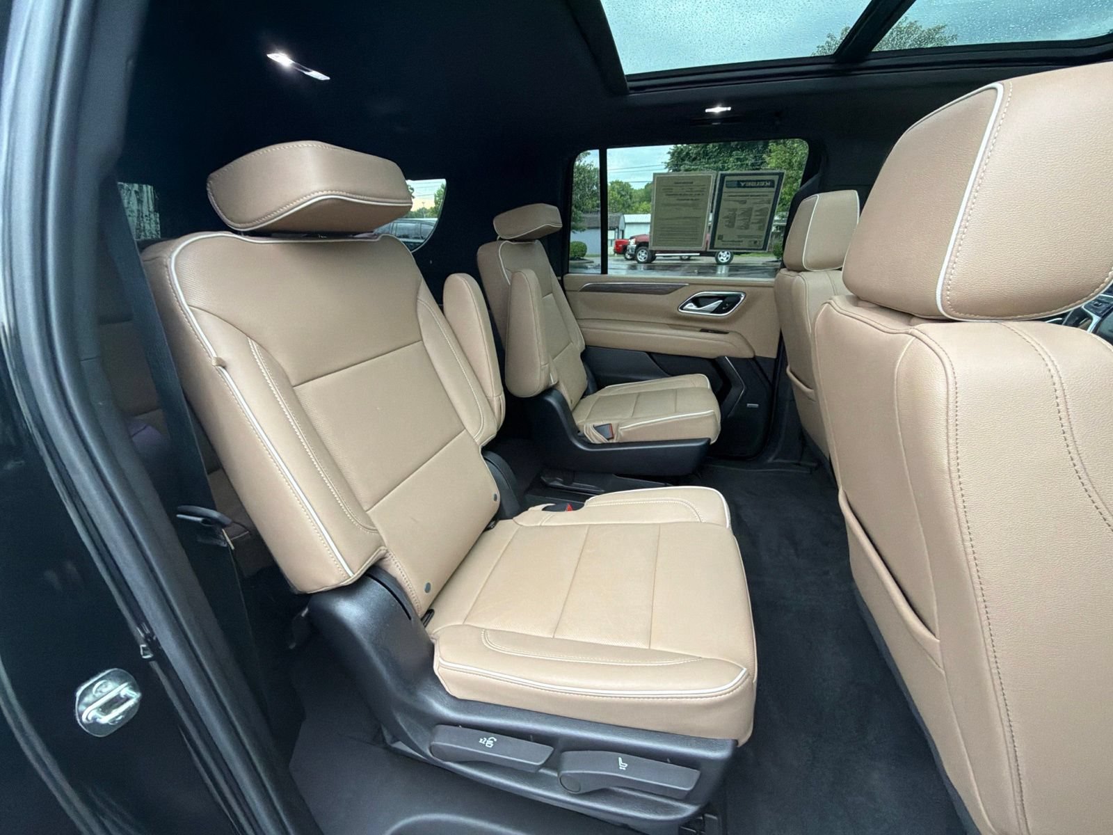 Used 2022 Chevrolet Suburban Premier AWD/4WD image 30