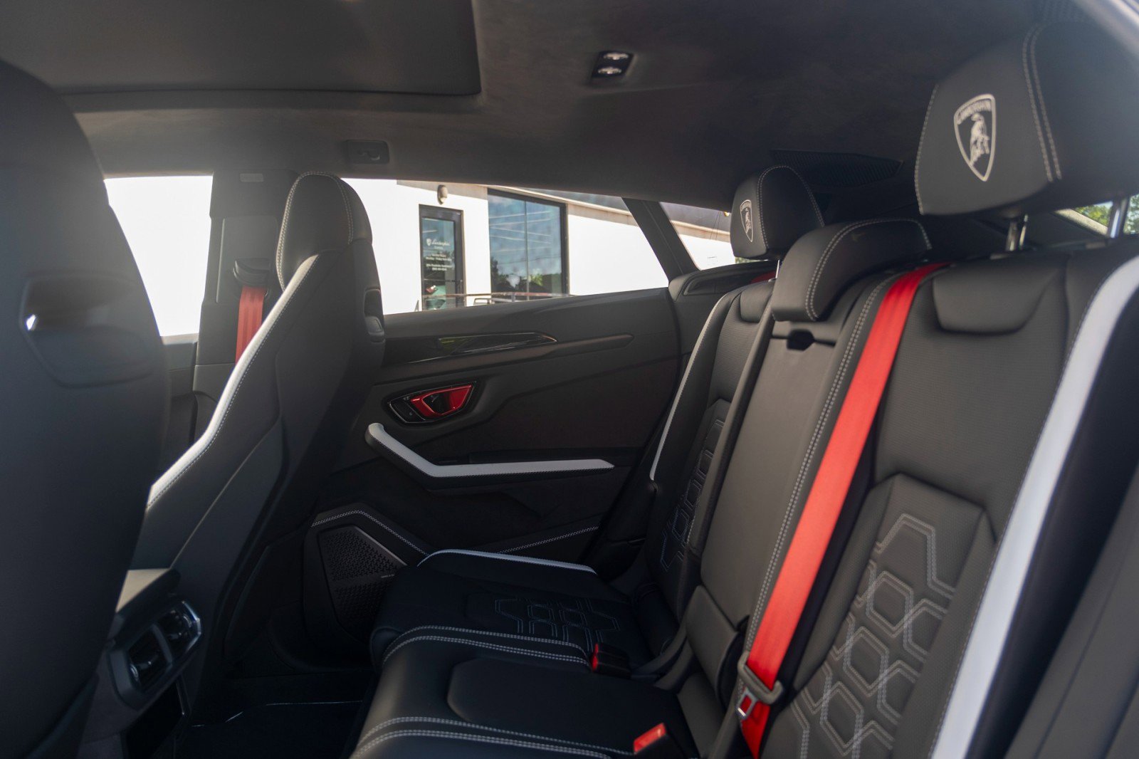 Used 2025 Lamborghini Urus SE AWD/4WD image 35