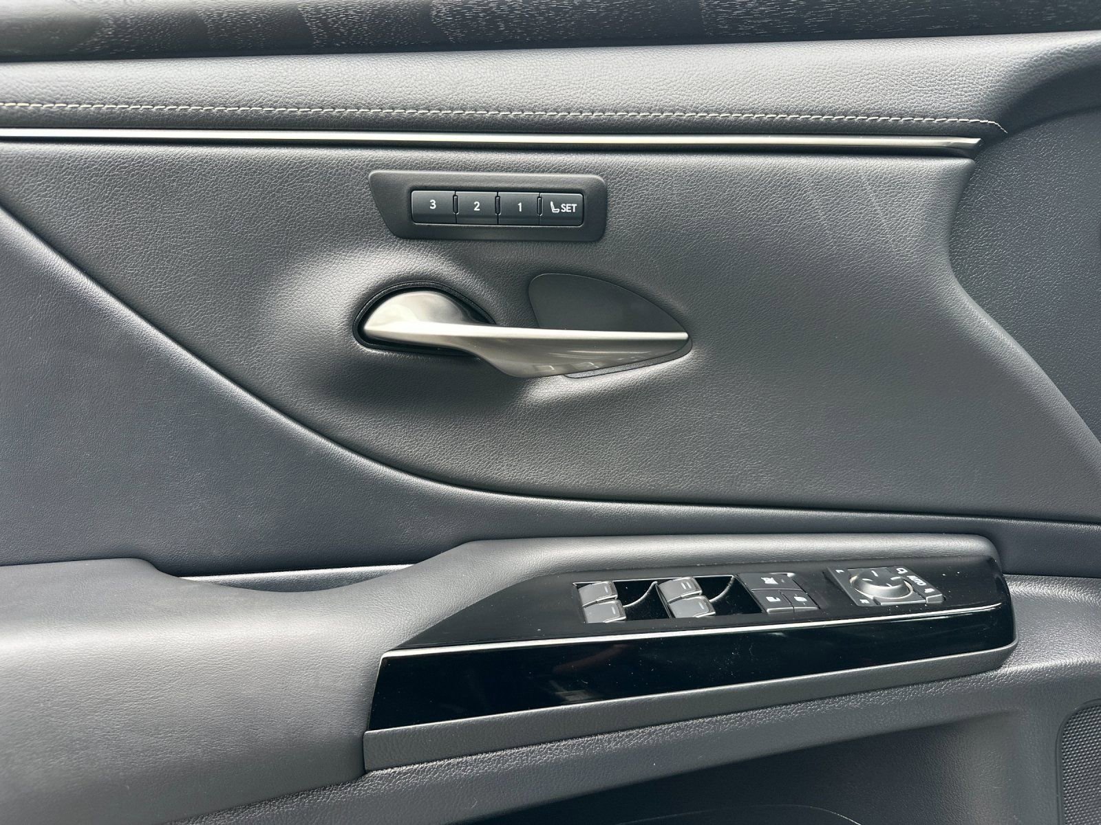 Used 2022 Lexus ES 300h w/ Premium Package FWD image 11