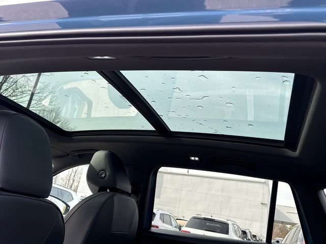 Certified 2025 Volkswagen Tiguan SE R-Line image 26