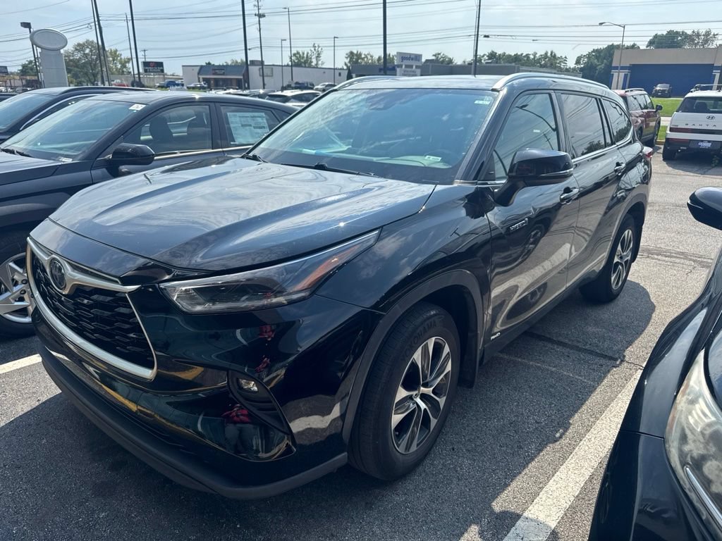 Used 2021 Toyota Highlander XLE AWD/4WD image 1