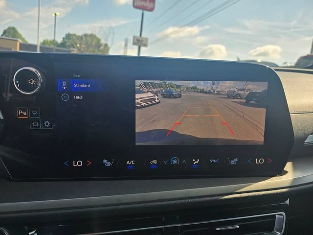 Used 2025 Chevrolet Traverse LT FWD image 23