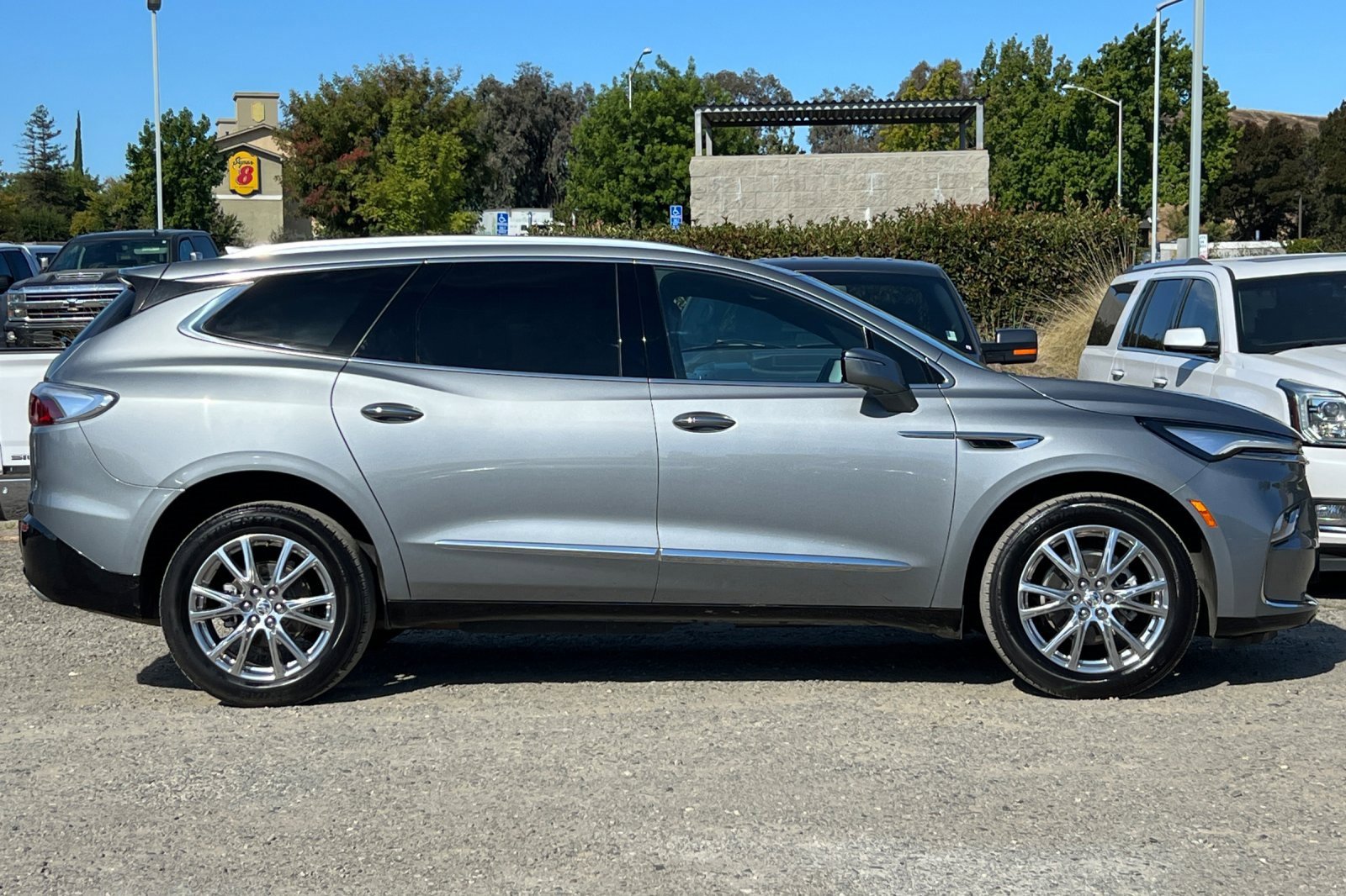 Used 2023 Buick Enclave Premium image 3