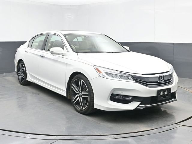 Used 2017 Honda Accord Touring image 2