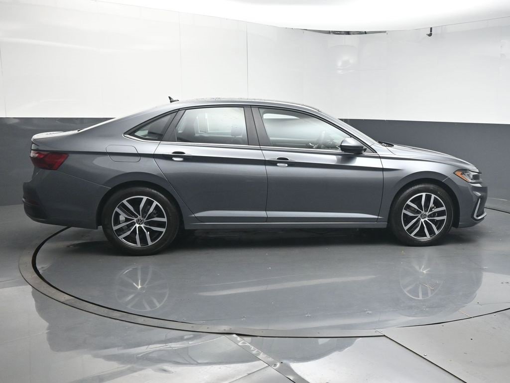 Used 2025 Volkswagen Jetta SE image 8