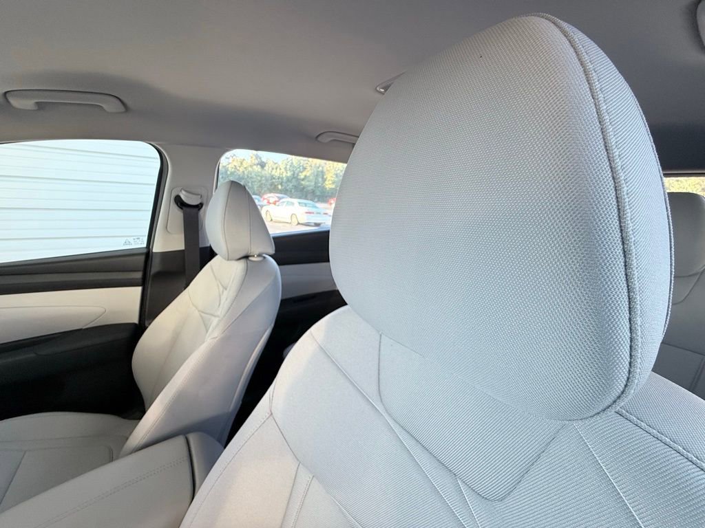 Used 2025 Hyundai Tucson SE image 24