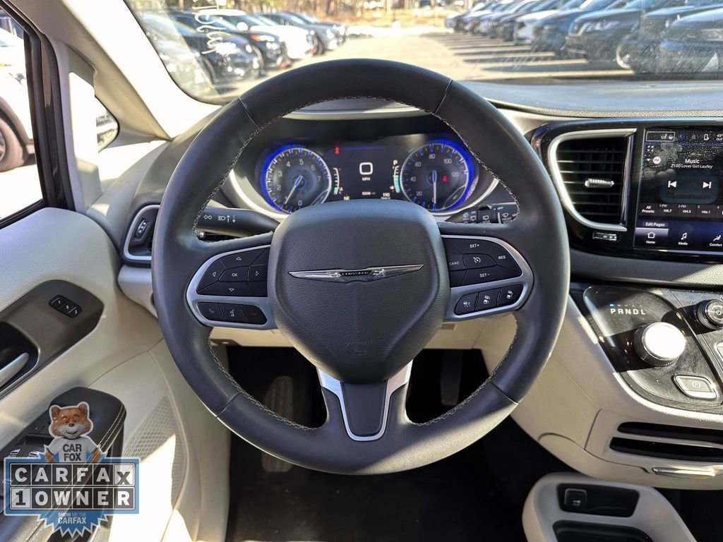 Used 2023 Chrysler Pacifica Touring-L image 17