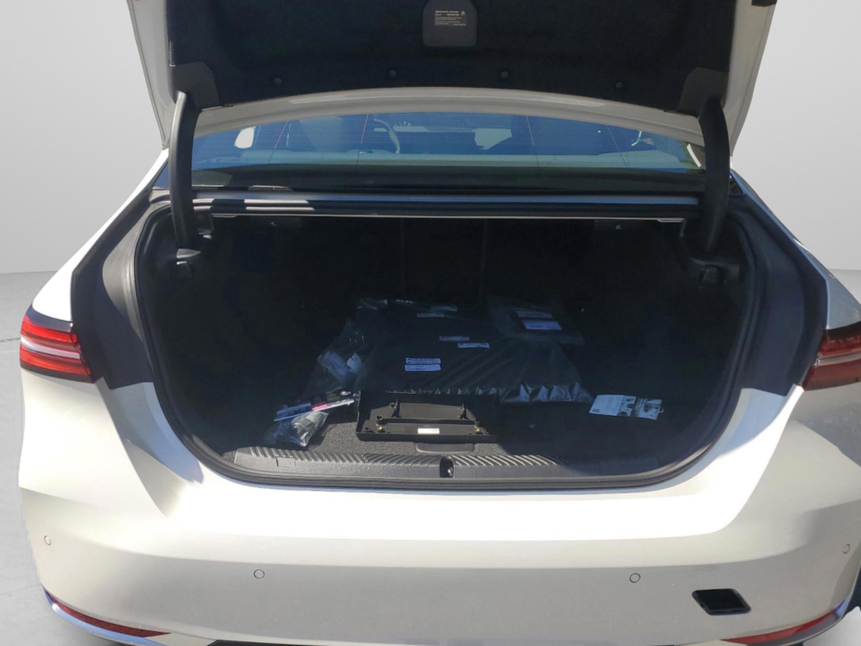 Used 2025 BMW i5 eDrive40i w/ Premium Package RWD image 6