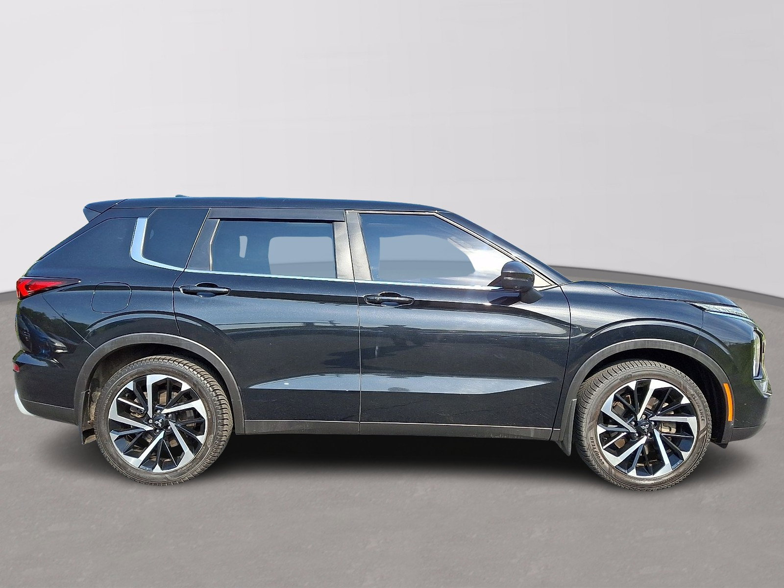Used 2023 Mitsubishi Outlander ES AWD/4WD image 7