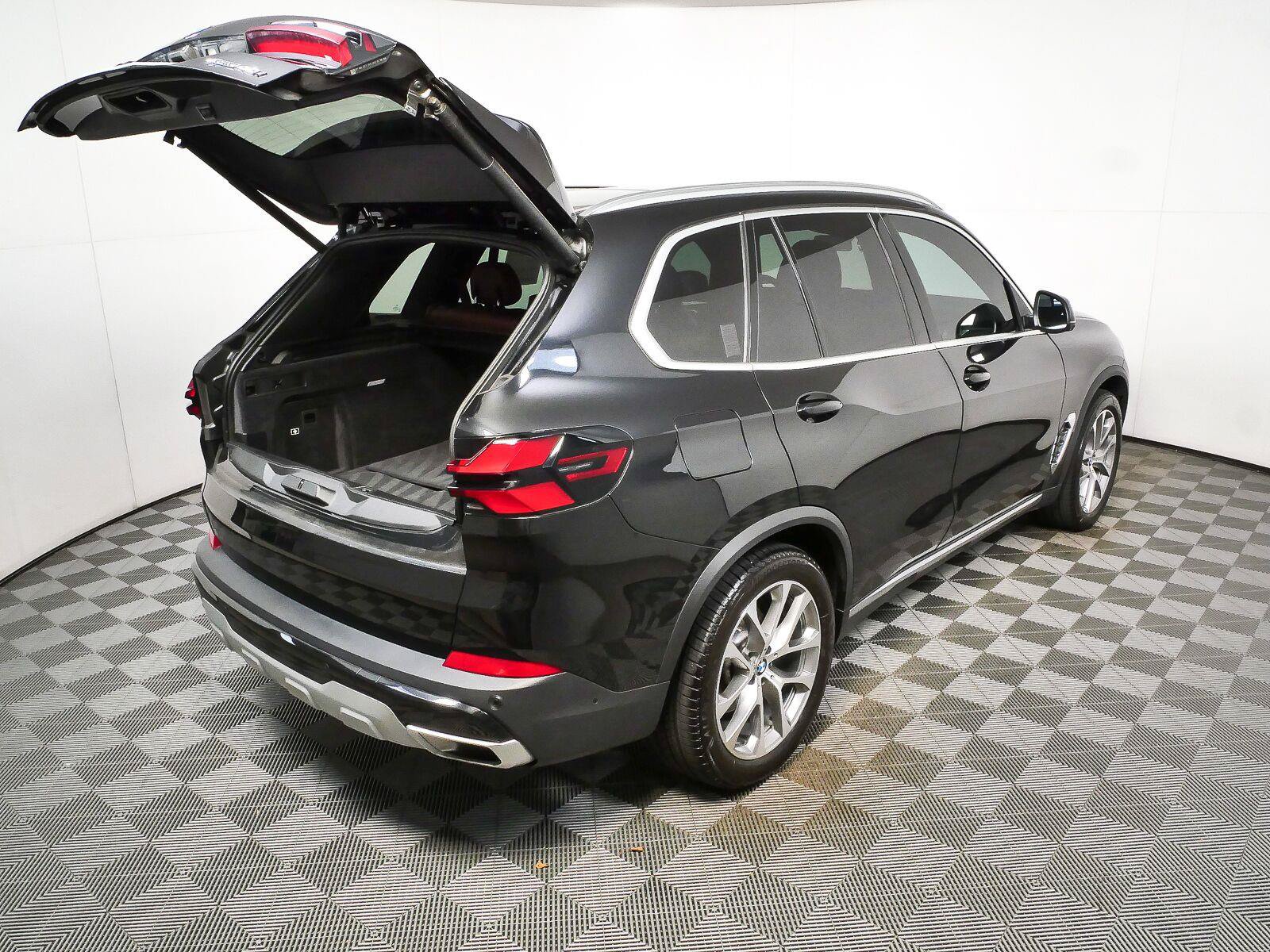 Used 2024 BMW X5 xDrive40i w/ Premium Package AWD/4WD image 31