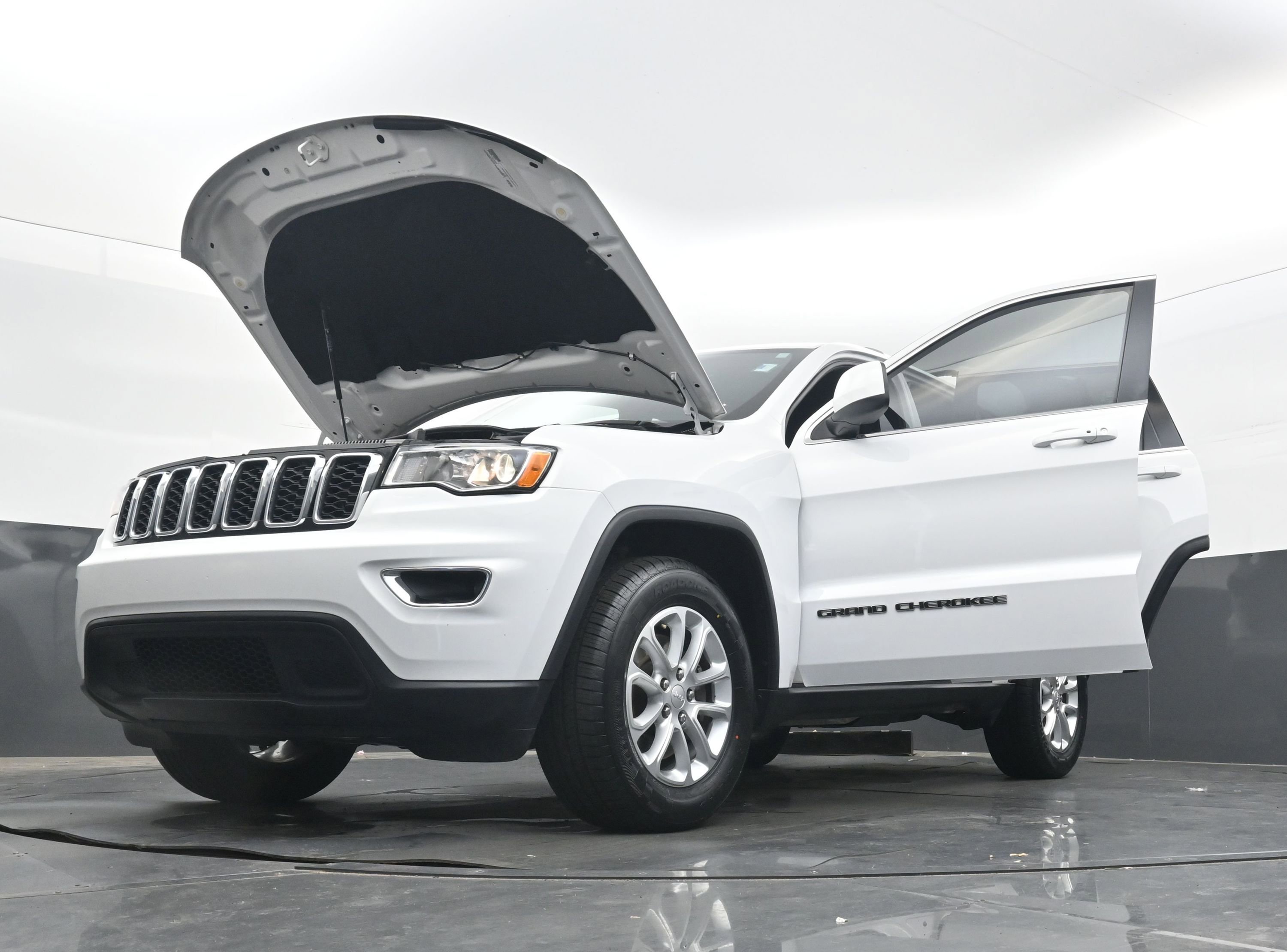 Used 2021 Jeep Grand Cherokee Laredo image 40