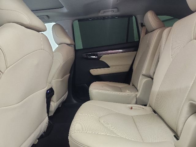 Certified 2025 Toyota Highlander Limited AWD/4WD image 39