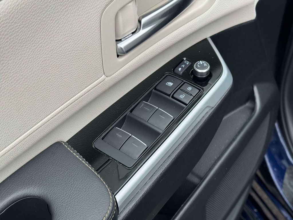 Used 2025 Toyota Sienna Limited image 16