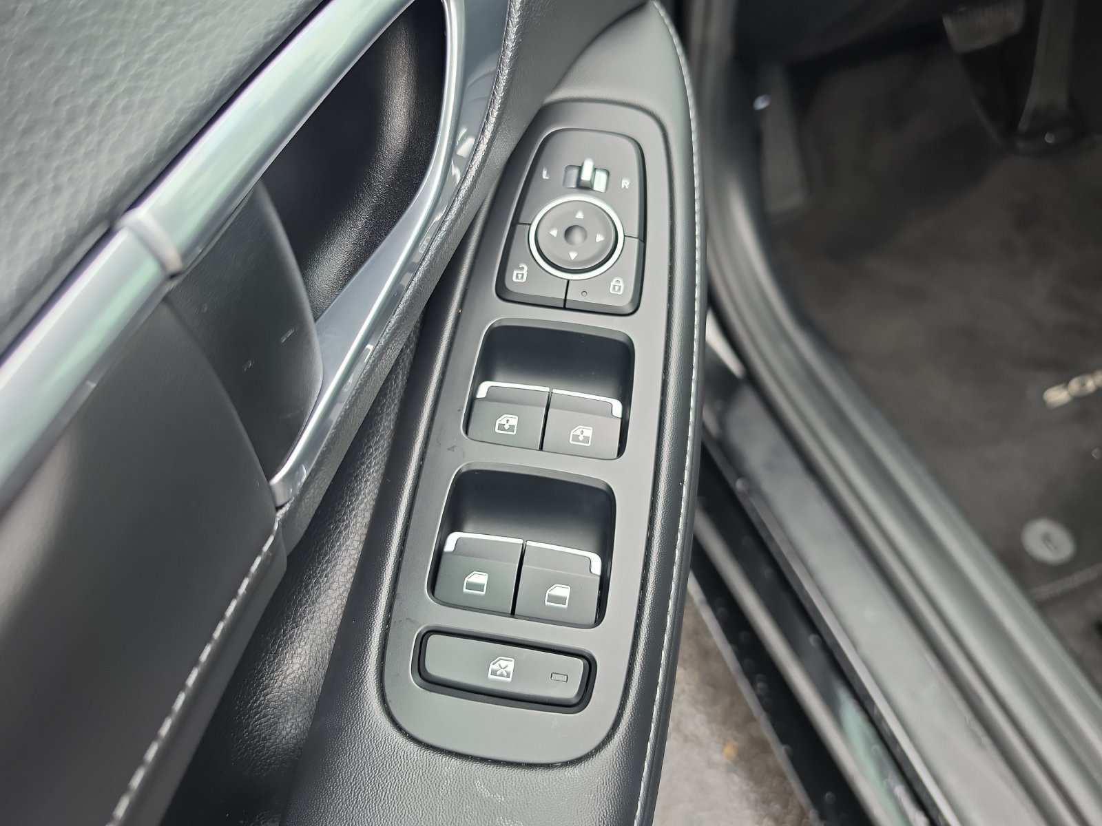 Used 2022 Hyundai Sonata Limited w/ Cargo Package FWD image 15