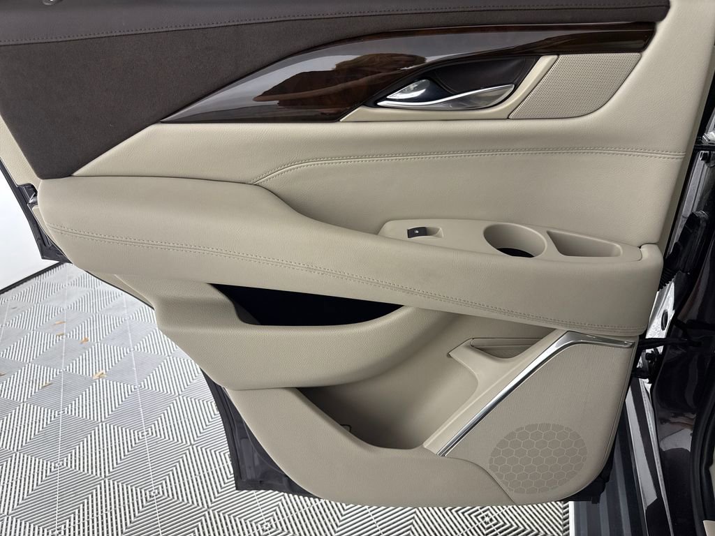 Used 2016 Cadillac Escalade Luxury image 12