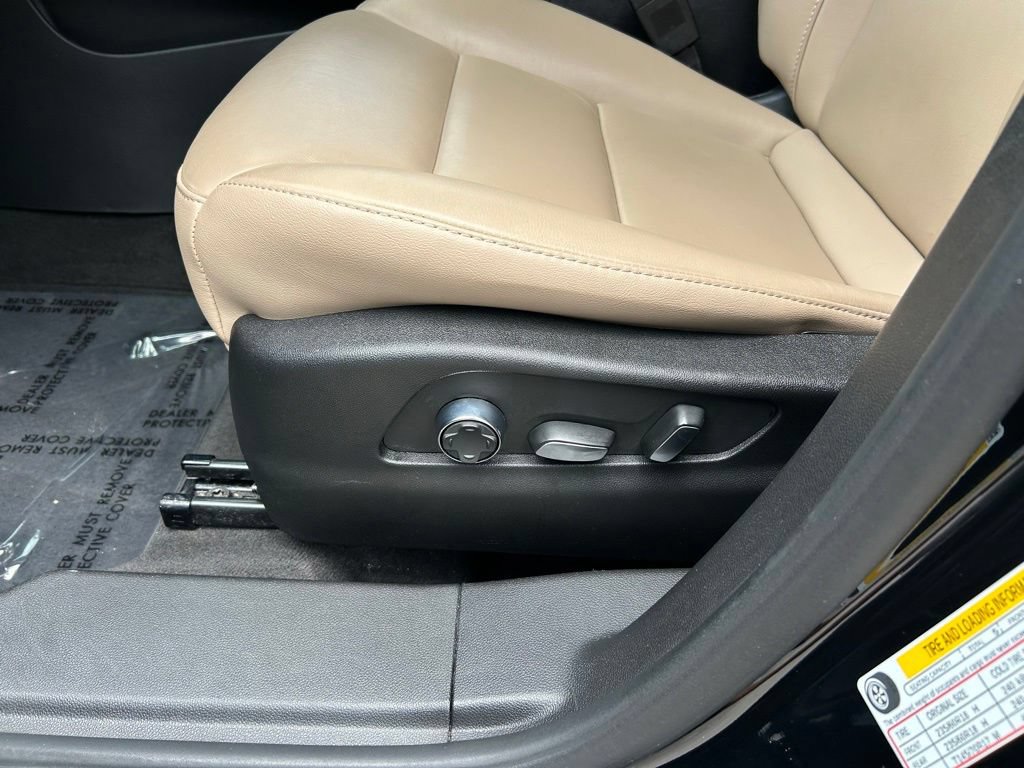 Used 2025 Cadillac XT4 Premium Luxury FWD image 17