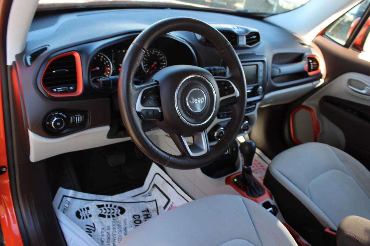 Used 2016 Jeep Renegade Latitude w/ Cold Weather Group FWD image 10