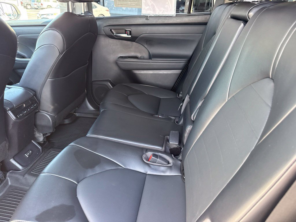 Used 2022 Toyota Highlander XLE FWD image 32