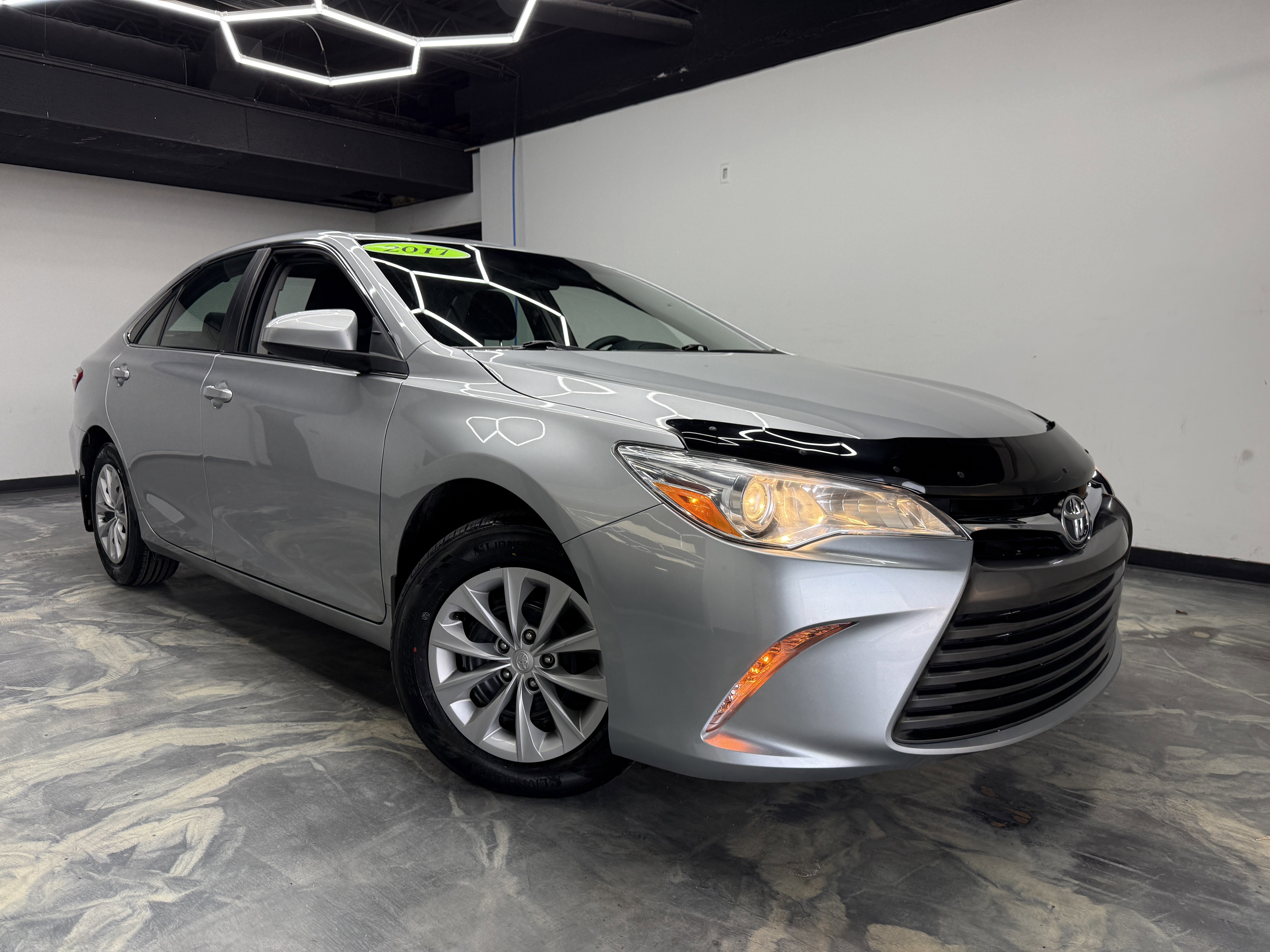 Used 2017 Toyota Camry LE image 5