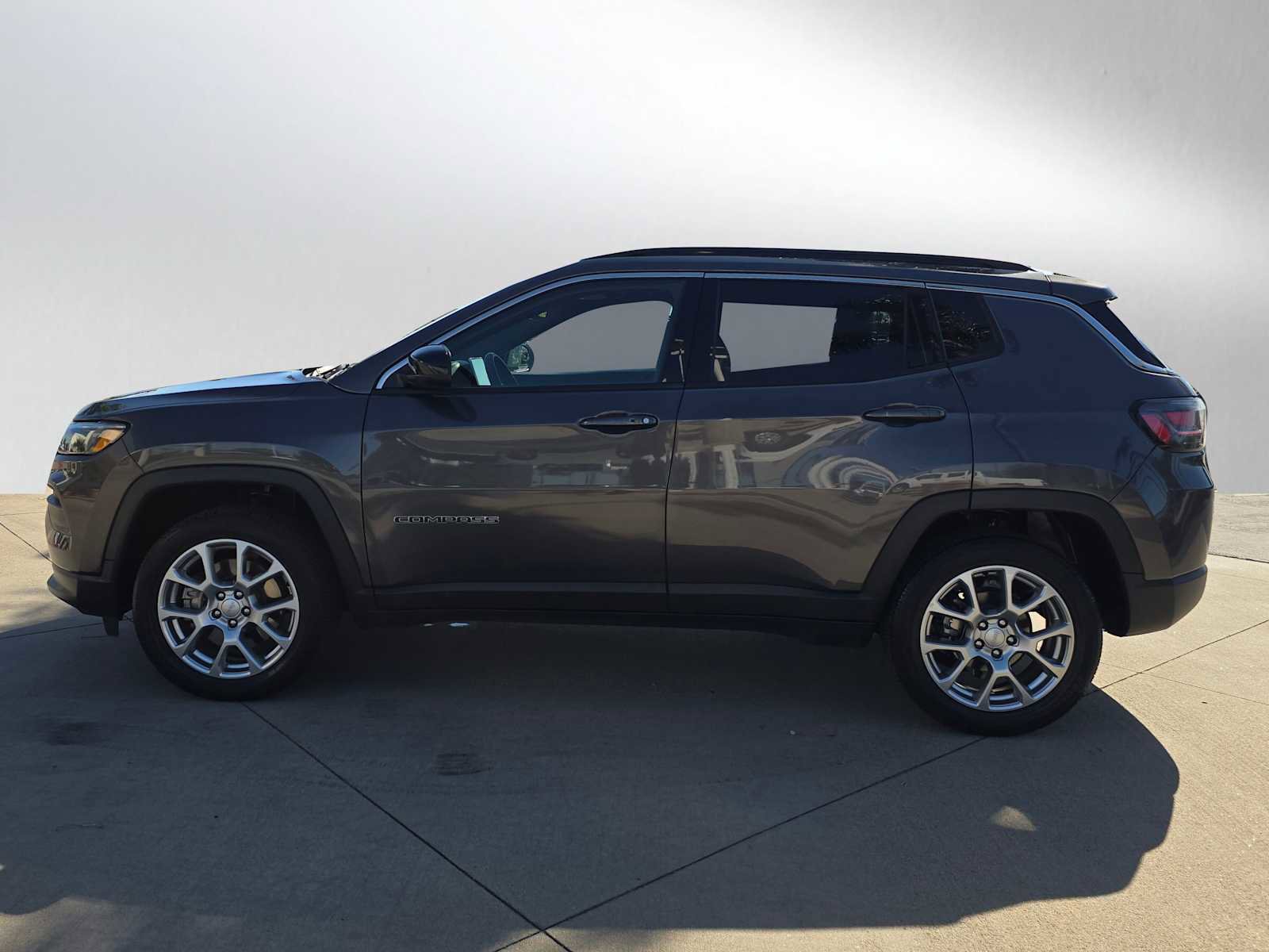 Used 2023 Jeep Compass Latitude w/ Sun and Sound Group image 6