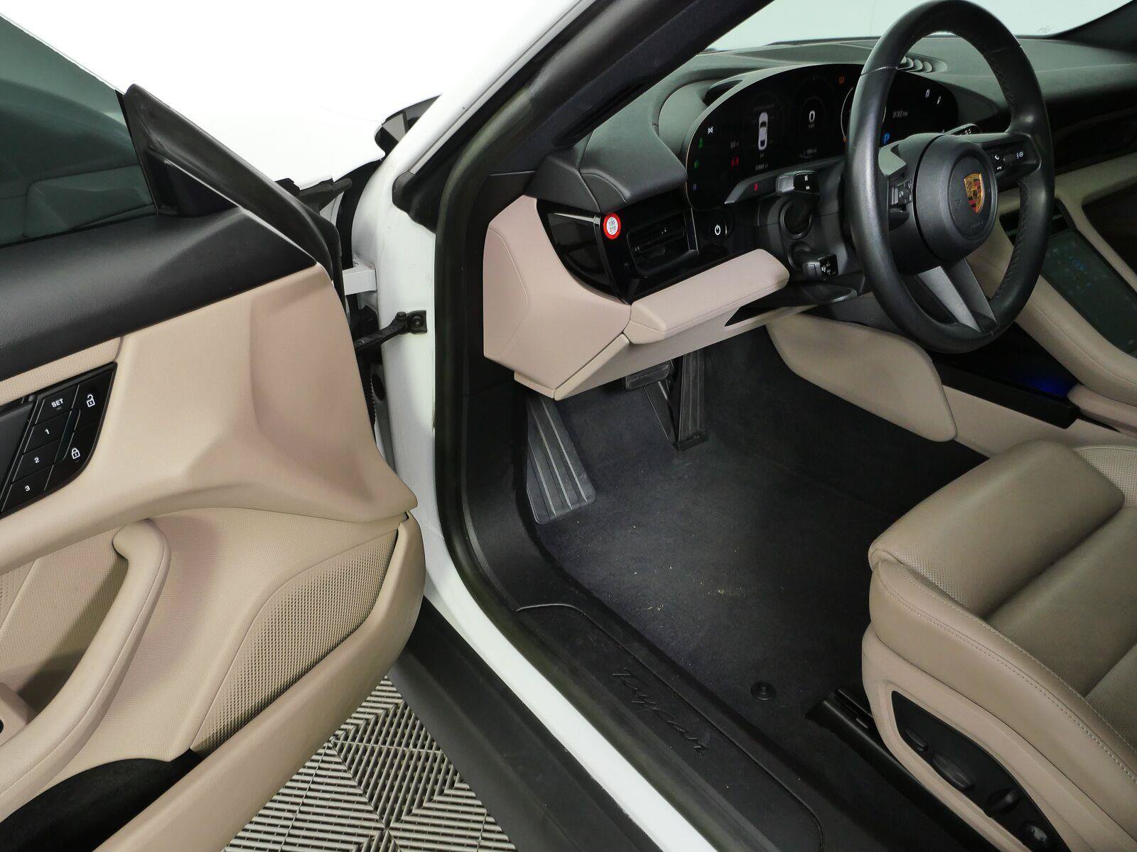 Used 2023 Porsche Taycan RWD image 9