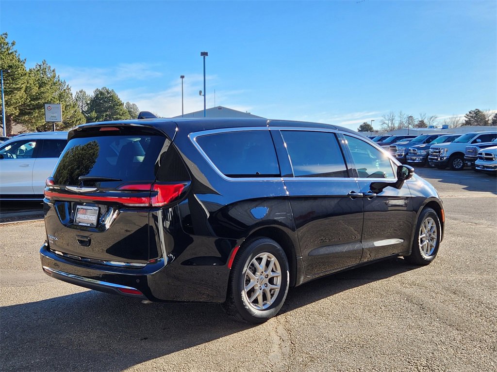 Used 2024 Chrysler Pacifica Touring-L image 3