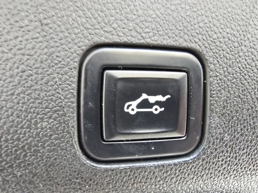 Used 2021 GMC Yukon XL SLT w/ Rear Media and Nav Package image 18