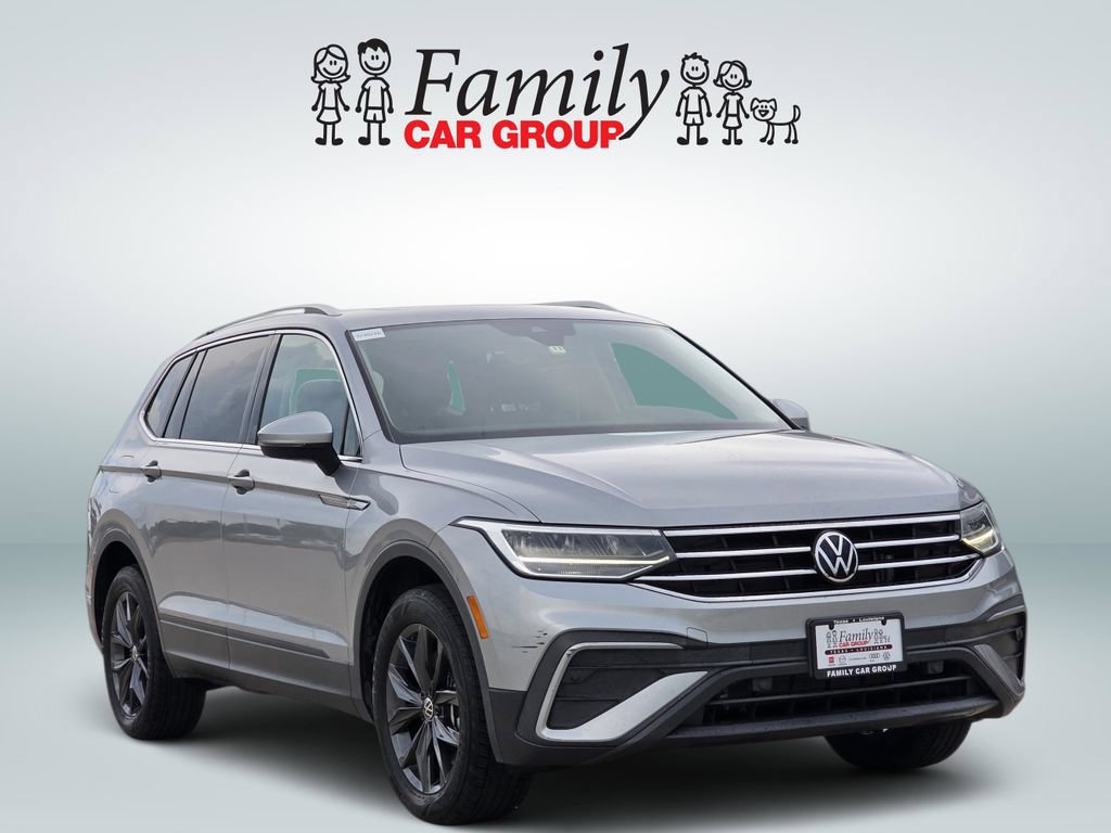 Used 2023 Volkswagen Tiguan SE w/ Panoramic Sunroof Package FWD image 2