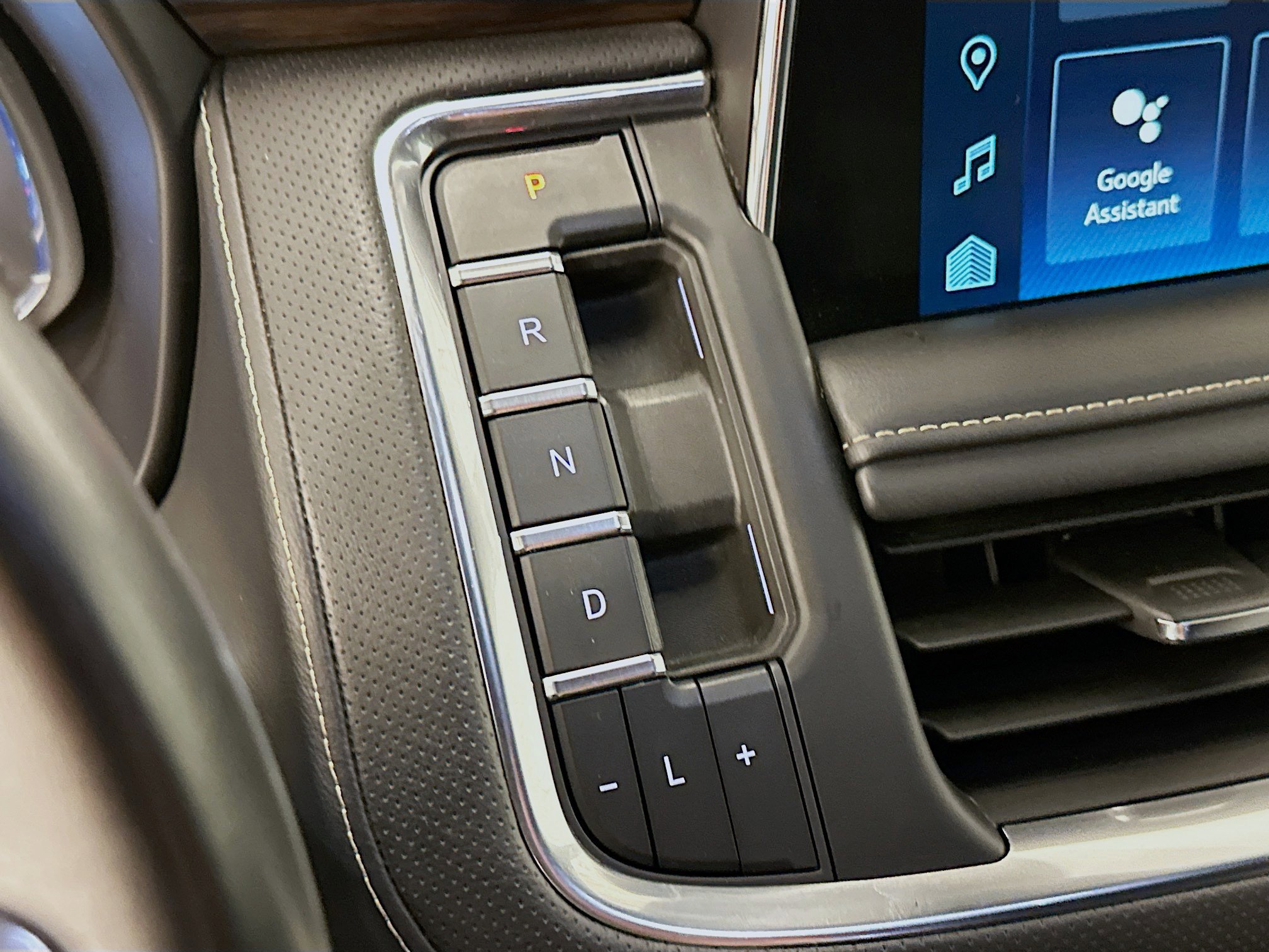 Used 2024 Chevrolet Suburban Premier image 25