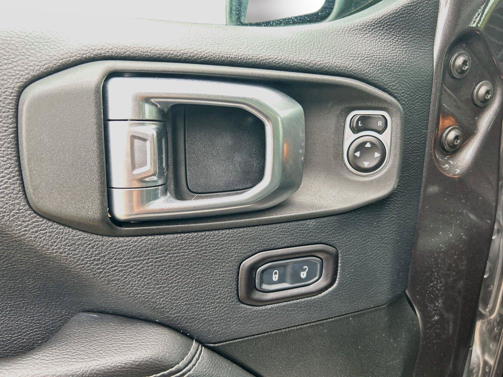 Used 2018 Jeep Wrangler Unlimited Sahara AWD/4WD image 24