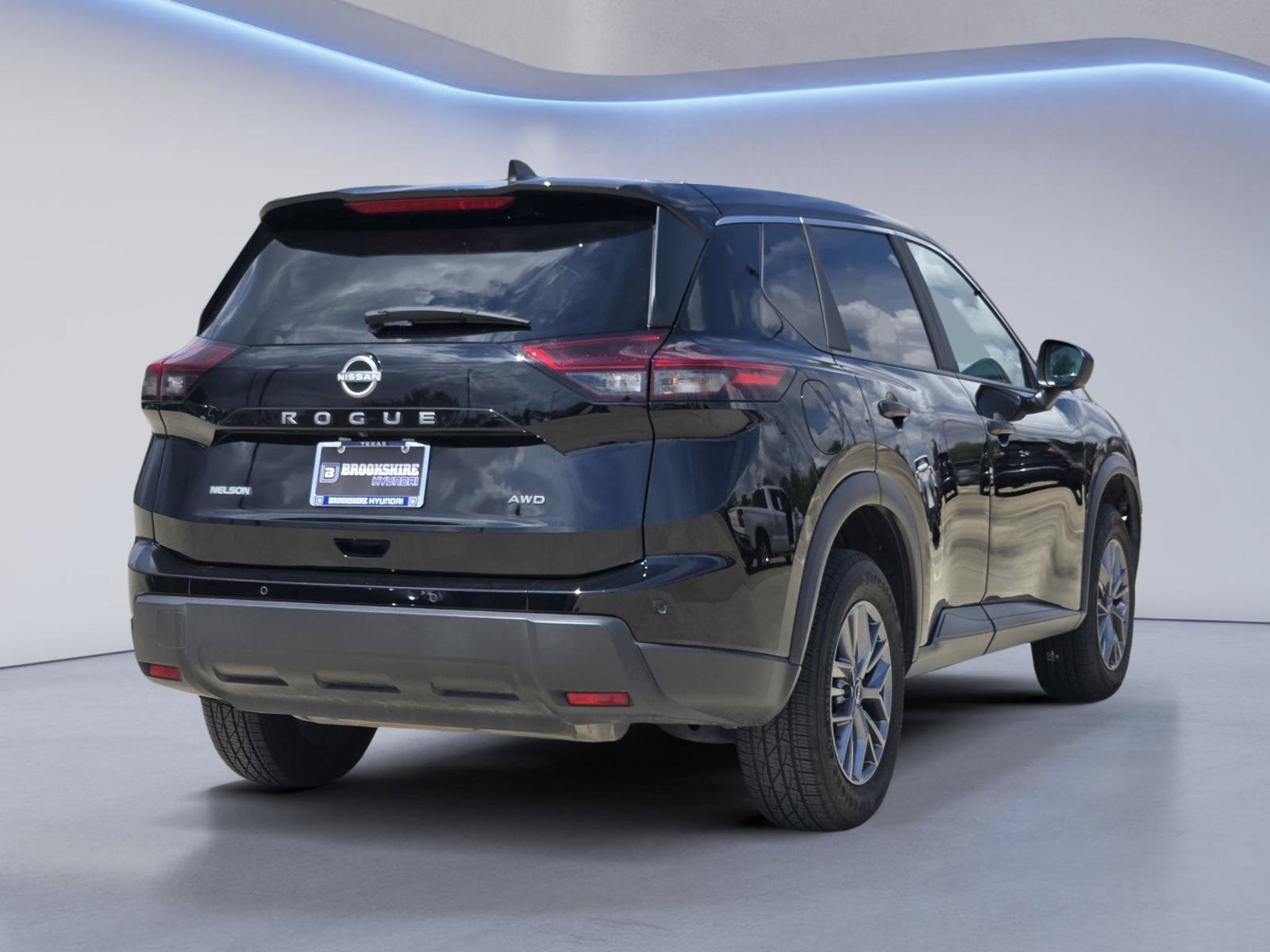 Used 2025 Nissan Rogue S AWD/4WD image 6