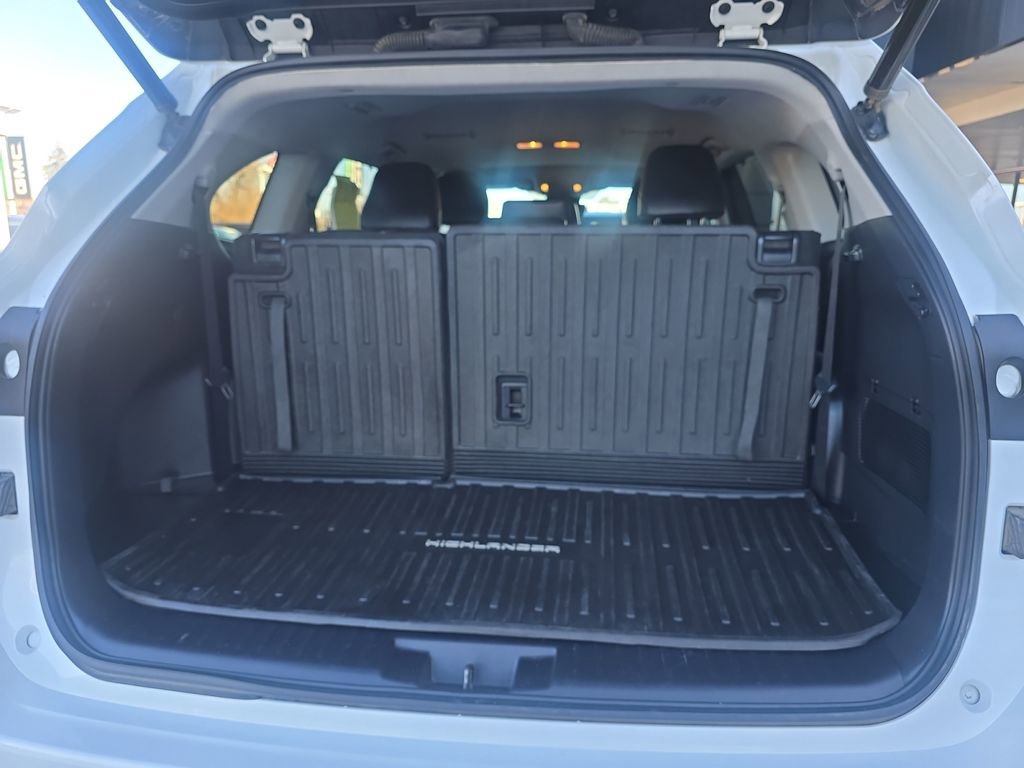 Used 2021 Toyota Highlander XLE image 17