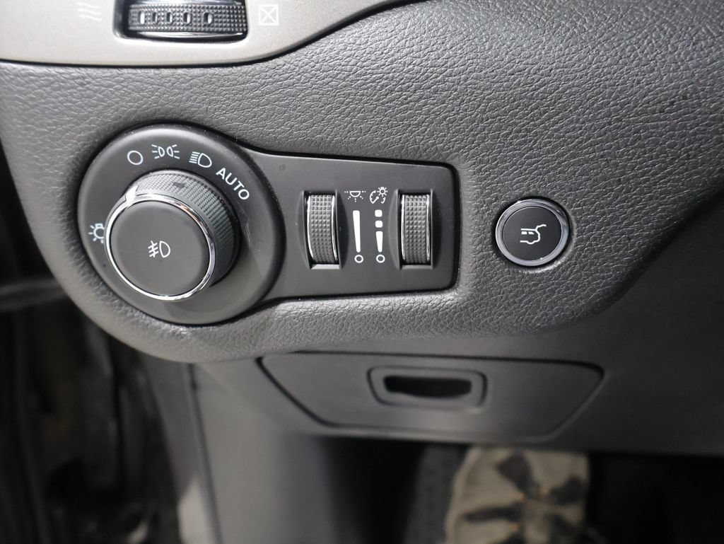 Used 2021 Jeep Cherokee Limited AWD/4WD image 32