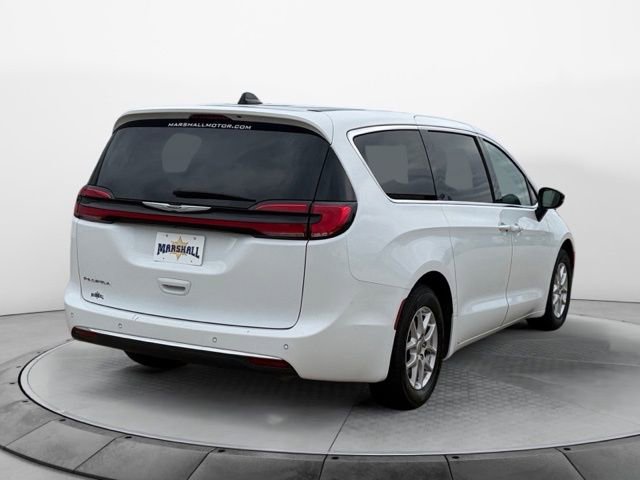 Used 2024 Chrysler Pacifica Touring-L FWD image 3